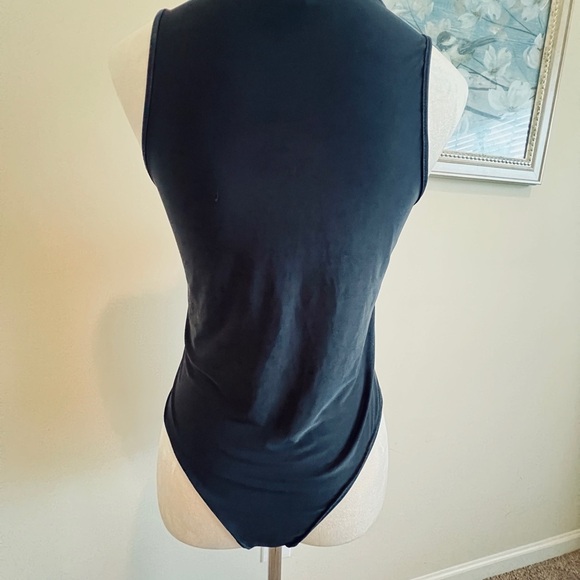 PrettyLittleThing Black Fitted Bodysuit - Picture 3 of 4